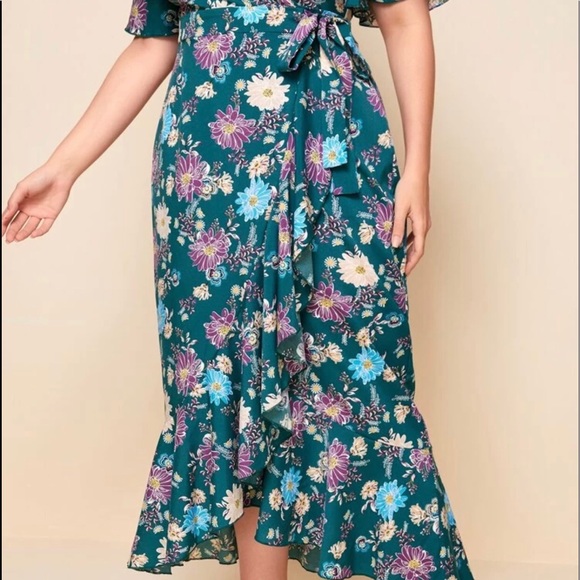 FLORAL WRAP DRESS NWOT - Picture 4 of 7